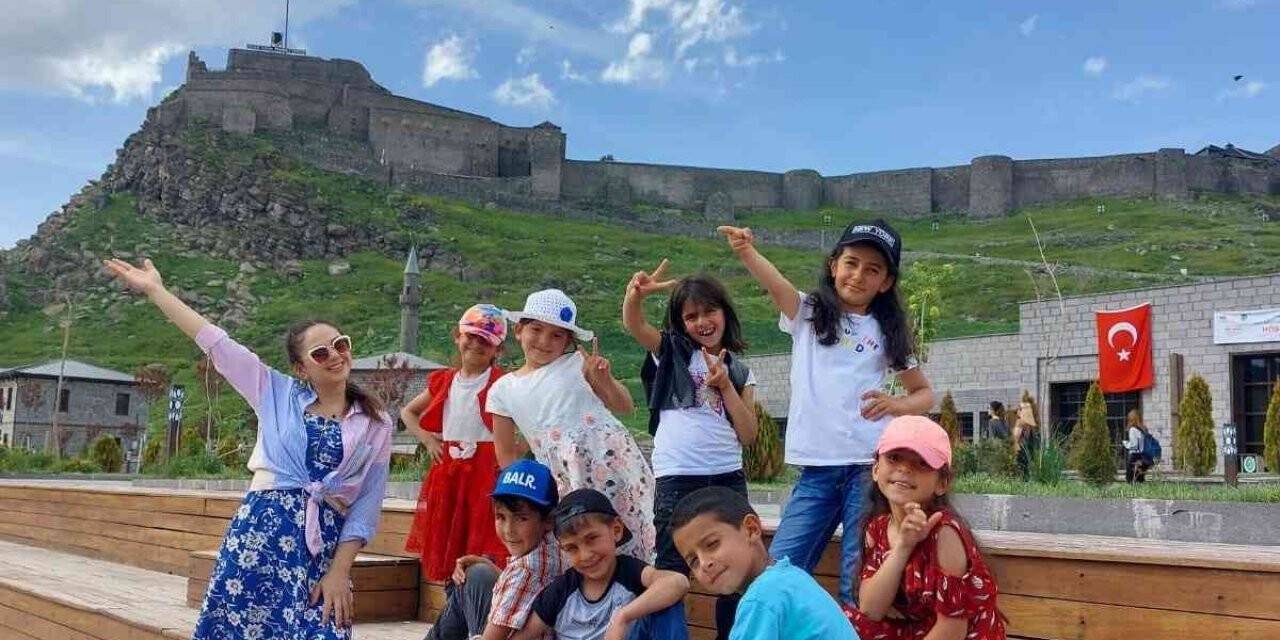 Ela öğretmen öğrencilerine unutulmaz bir gün yaşattı