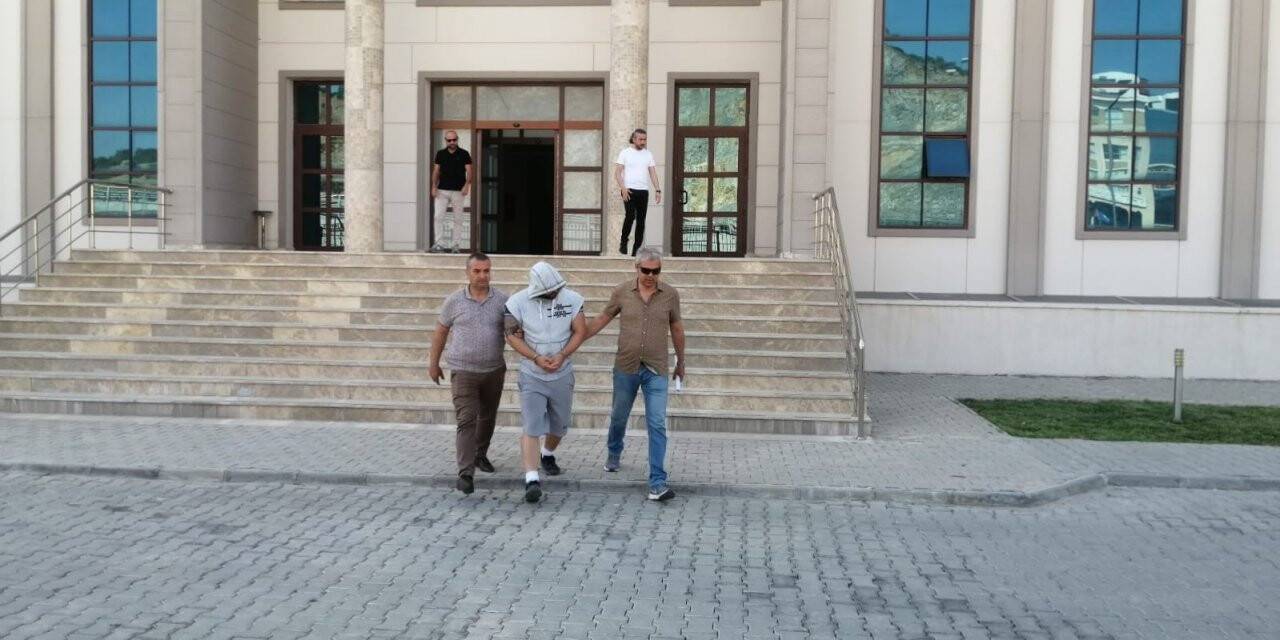 Sahte kimlikle dünyayı dolaştı, Kuşadası’nda polise takıldı