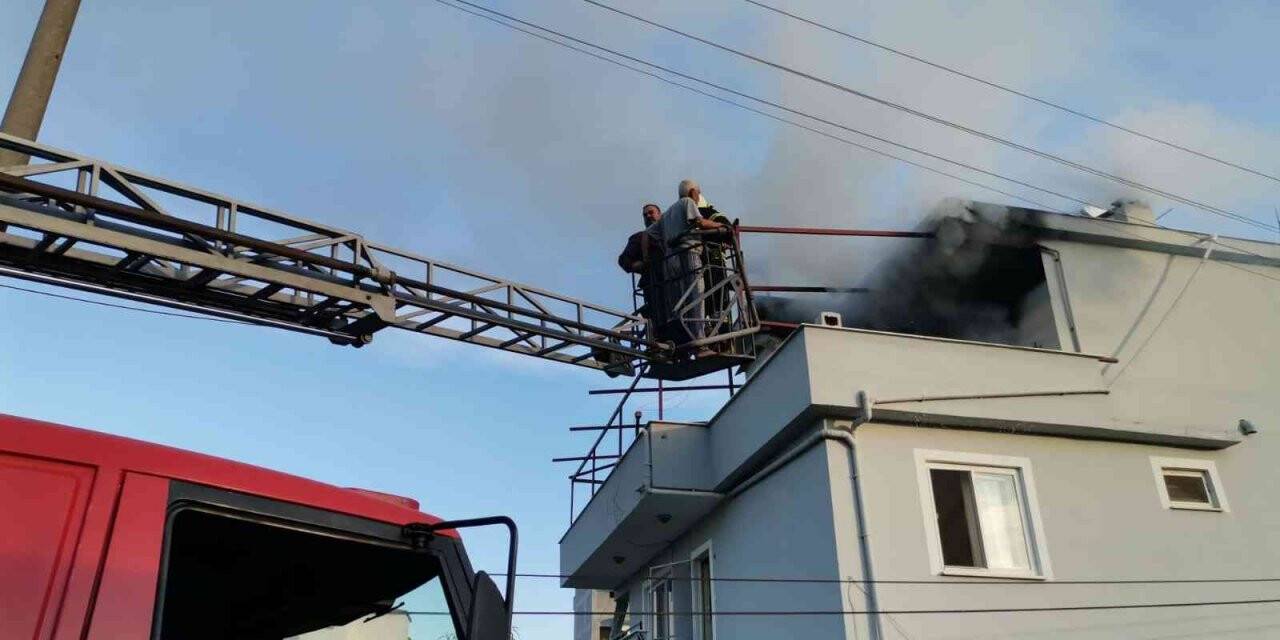 Dalaman’da, çatı katı yangınında iki kişi kurtarıldı
