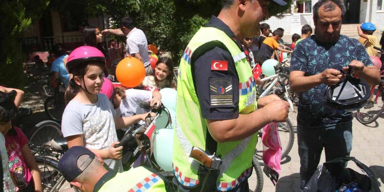 Sarıgöl’de öğrencilere jandarmadan kask eğitimi