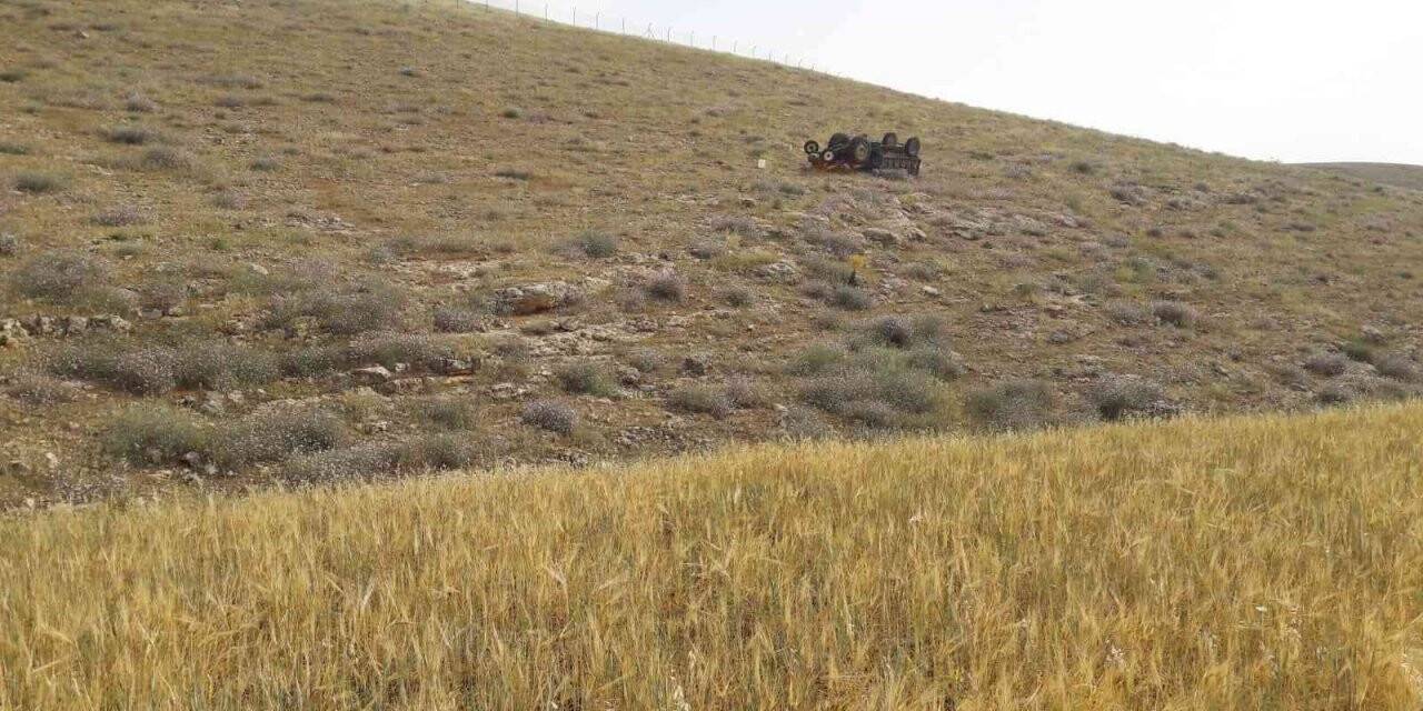 Taklalar atan traktörden burnu bile kanamadan kurtuldu