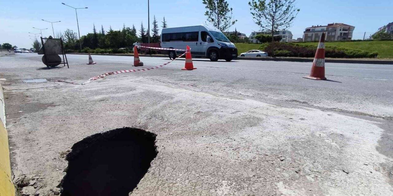Karayolunun kenarında oluşan dev çukur görenleri korkuttu