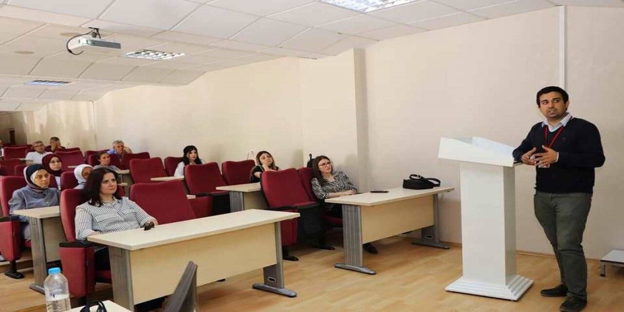 Kütahya’da hasta hakları birimlerinde görev yapan yetkililere, "Hasta Hakları" eğitimi