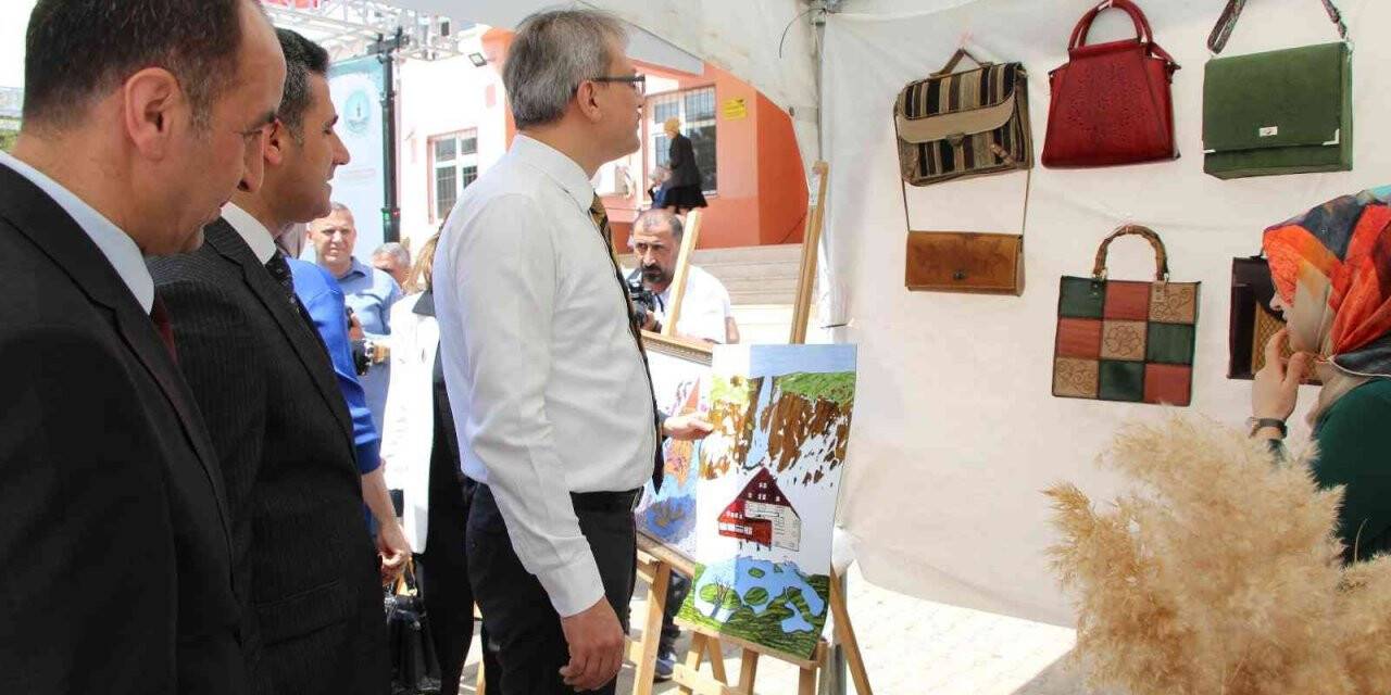 Bingöl’de kadınların el emekleri görücüye çıktı