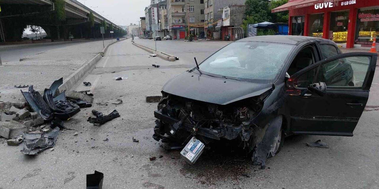 Otomobil ile kaldırıma çarpan sürücü ağır yaralandı