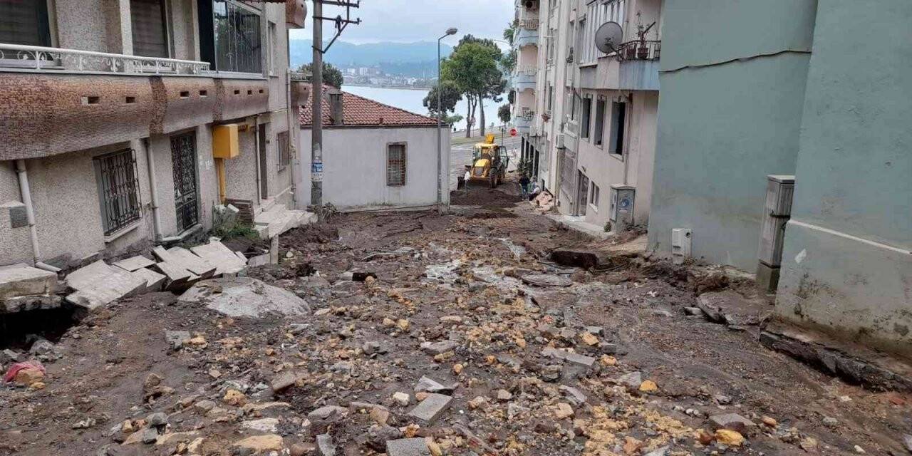 Patlayan ana su borusu taşkınına yol açtı