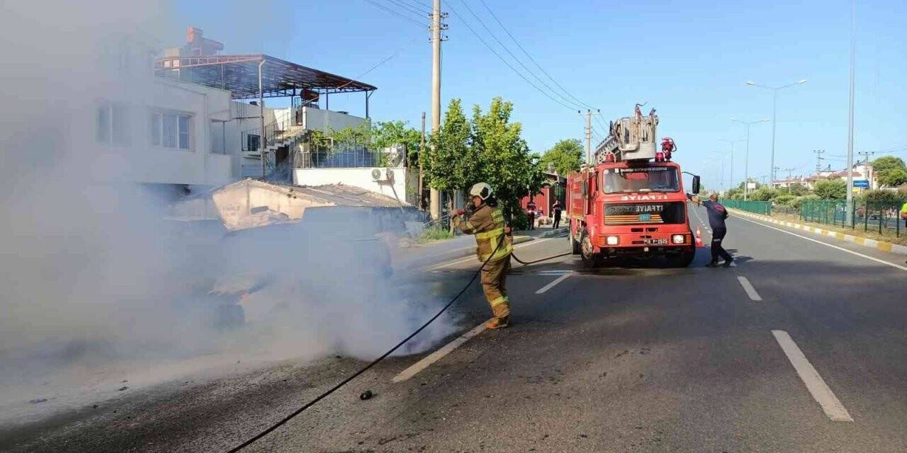 Otomobil yangında hurdaya döndü