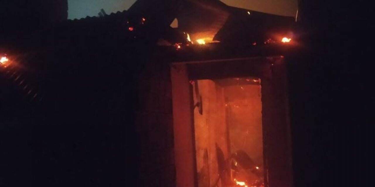 Artvin’de çıkan yangında 4 ev kullanılamaz hale geldi