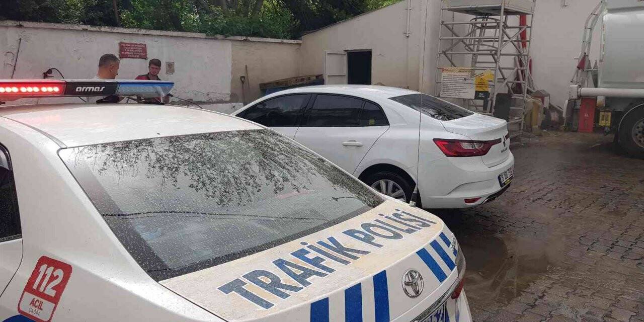 Karabük’te toz fırtınası yağmurla birlikte araçları çamur içinde bıraktı