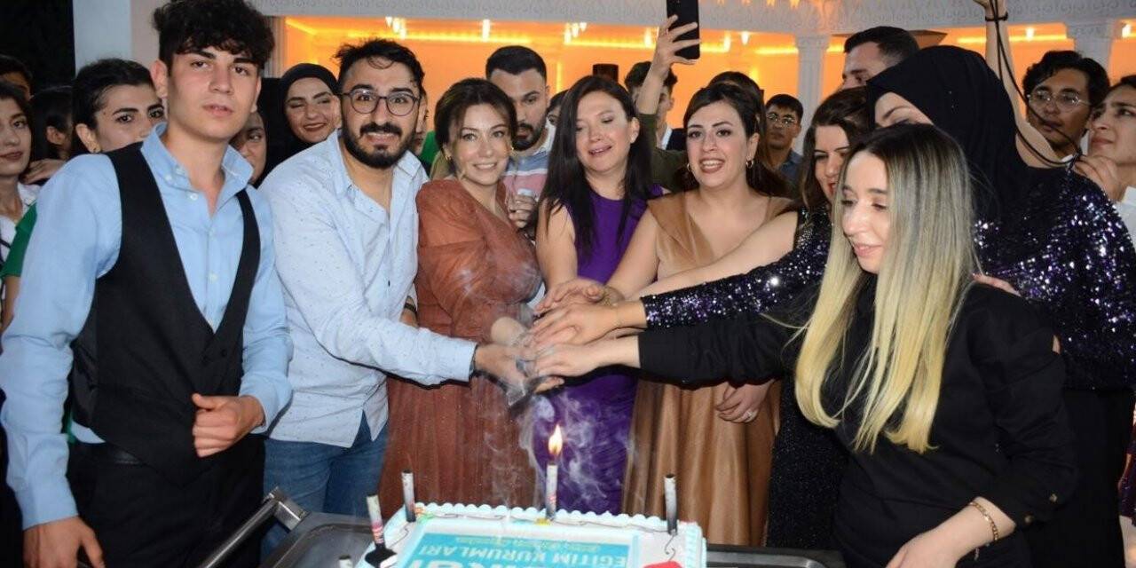 Radikal Eğitim Kurumlarından coşkulu yıl sonu balosu