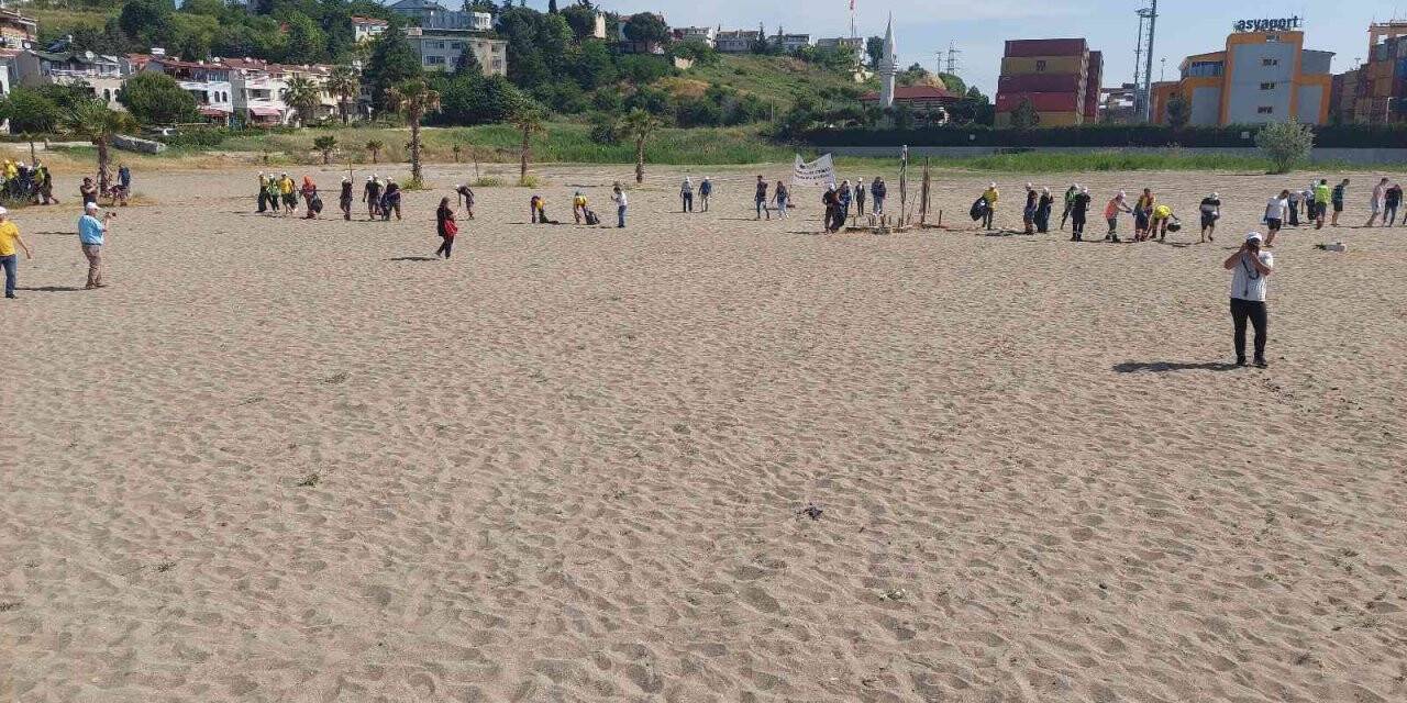 Tekirdağ’da 100 kişi imece usulüyle plajları temizledi