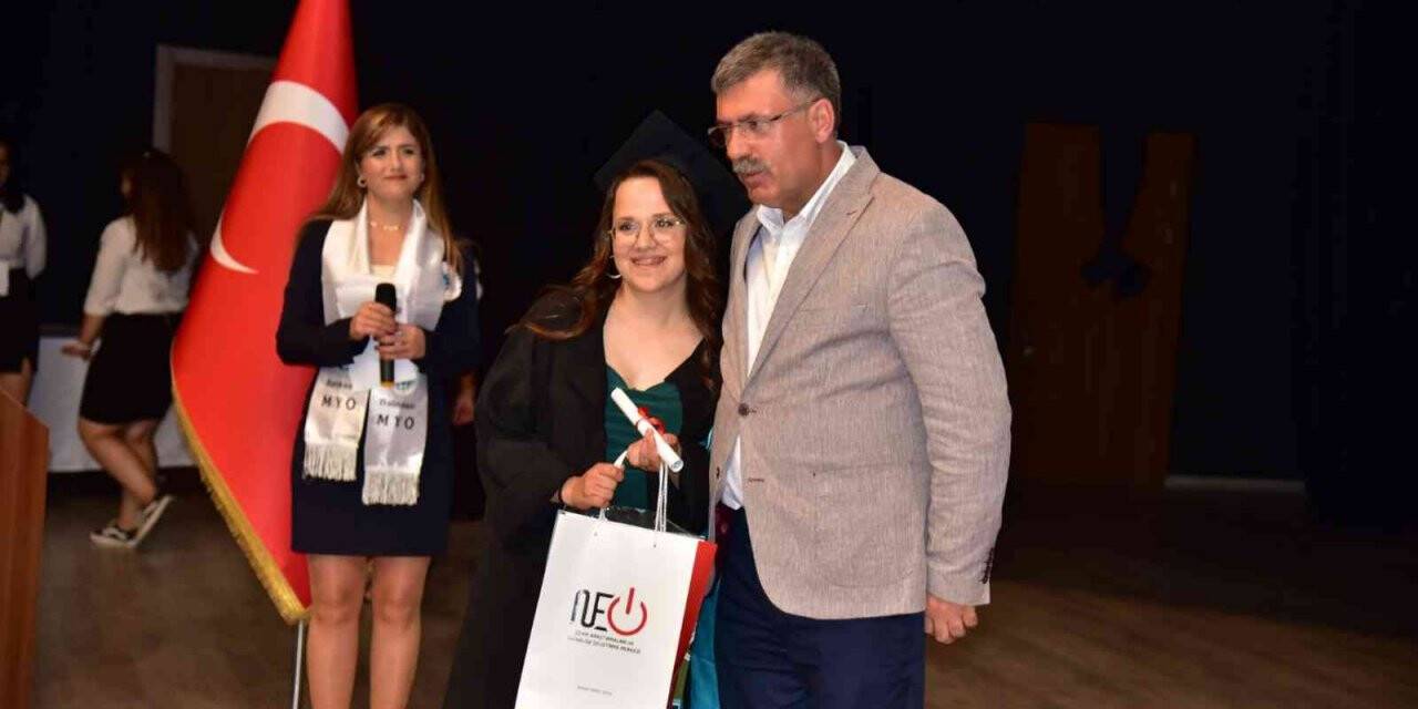 Balıkesir MYO’da mezuniyet coşkusu