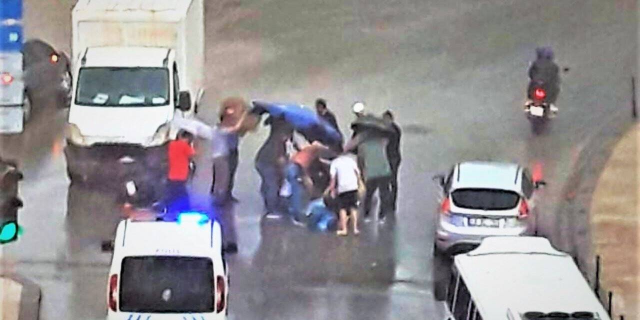 Şiddetli yağış ve fırtınada kalpleri ısıtan görüntü