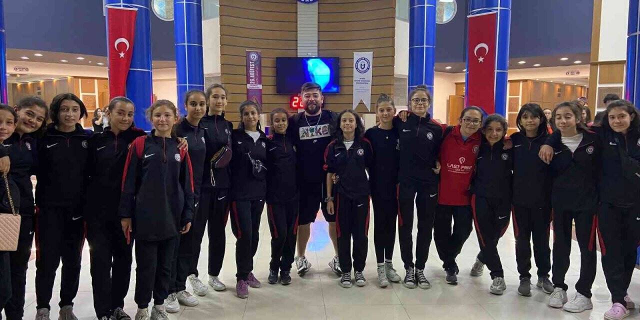 Koçarlı Belediyesi Voleybol Takımı tiyatroda buluştu