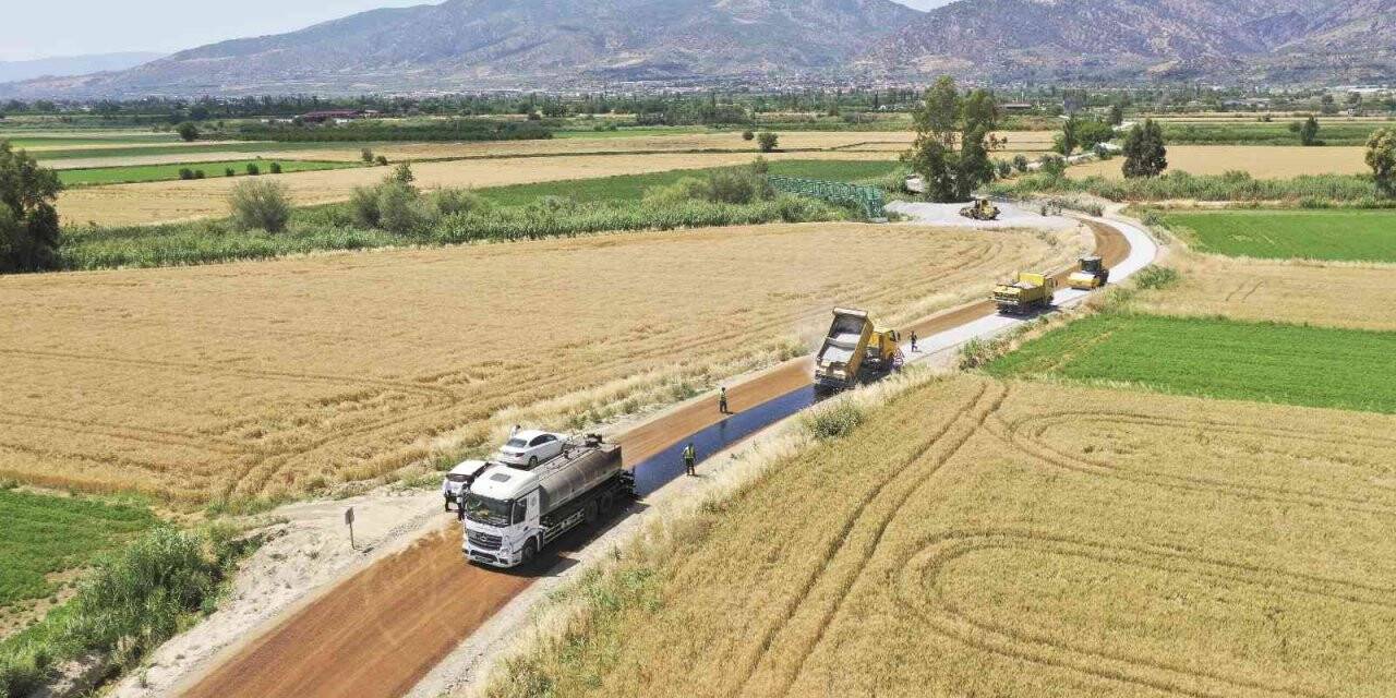 Büyükşehir, Kuyucak’ta yol yapım çalışmalarını sürdürüyor