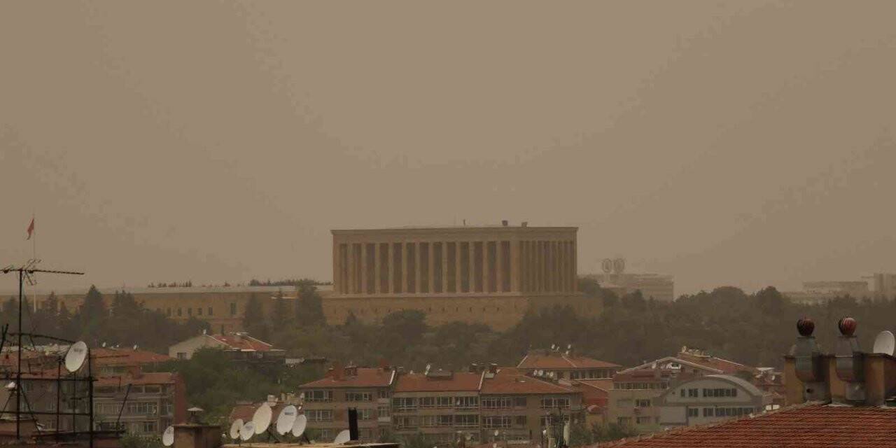 Başkent semalarını toz bulutu kapladı