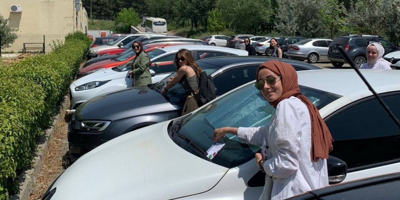 Öğrencilerden kampüsteki sürücülere ‘Güvenli Park’ bilgilendirmesi
