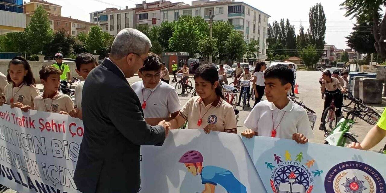 Güvenli bisiklet kullanımı eğitimi alan öğrencilere polis kask hediye etti