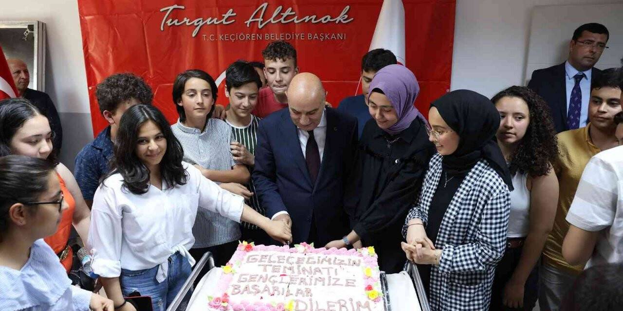 Altınok LGS öncesinde öğrencilerle pasta kesti