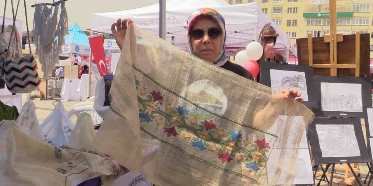 Görücüye çıkan 200 yıllık ipek kumaşa büyük ilgi