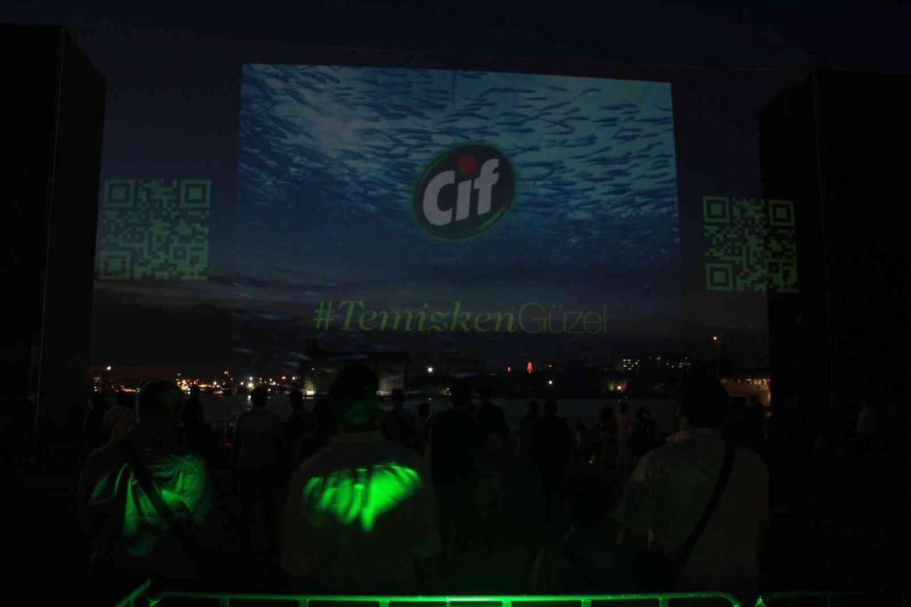 Dünya Çevre Günü’nde çöpkaparlardan ışık ve hologram gösterisi