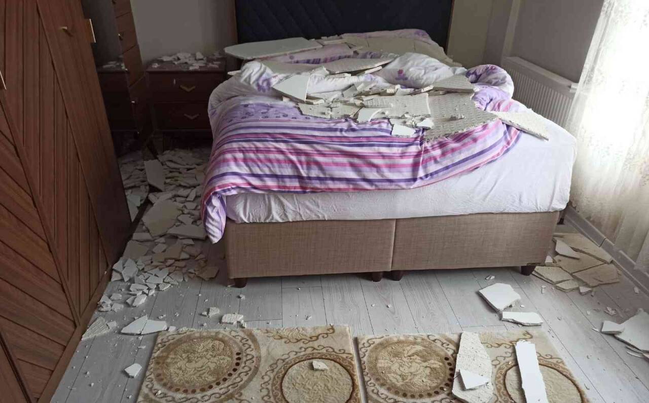 Başkentte dökülen tavan bina sakinlerini can derdine düşürdü