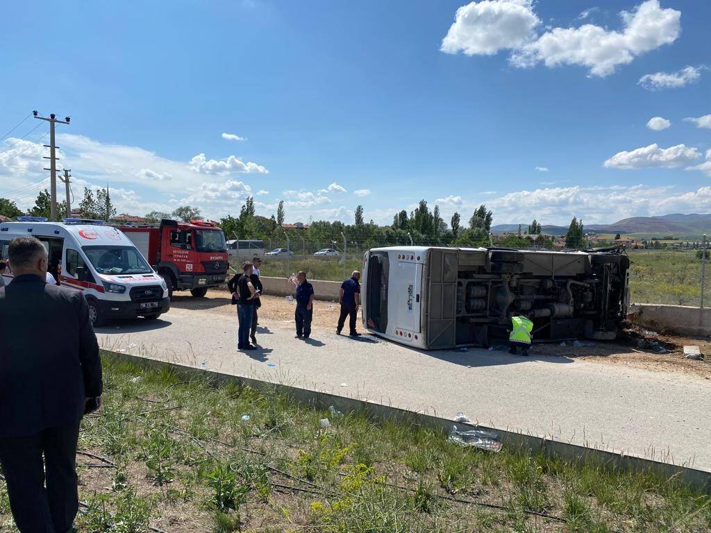 Başkent’te servis minibüsü devrildi çok sayıda yaralı var