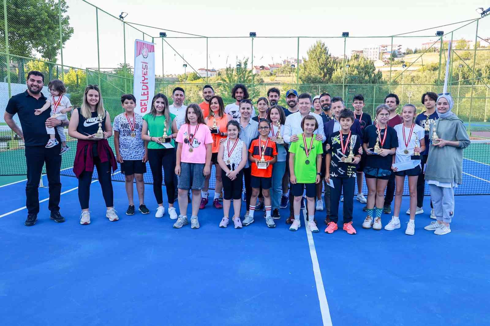 150 sporcunun katıldığı tenis turnuvası sona erdi