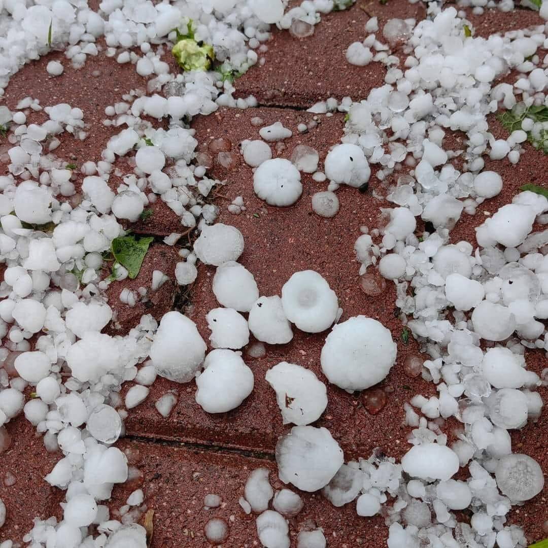 Ceviz büyüklüğündeki dolu ekili arazilere zarar verdi