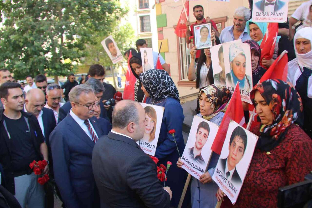 Bakan Varank, bin 11 gündür evlat nöbetindeki ailelerle bir araya geldi