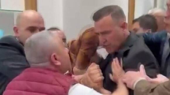 Mücevher vurgununda mağduru yaka paça dışarı çıkardılar