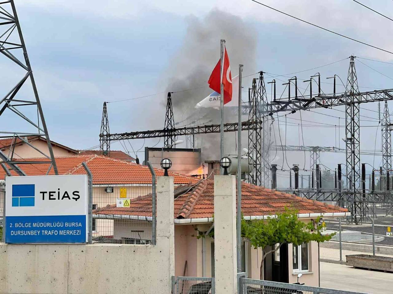 Balıkesir’de trafoda yangın çıktı, ilçe elektriksiz kaldı