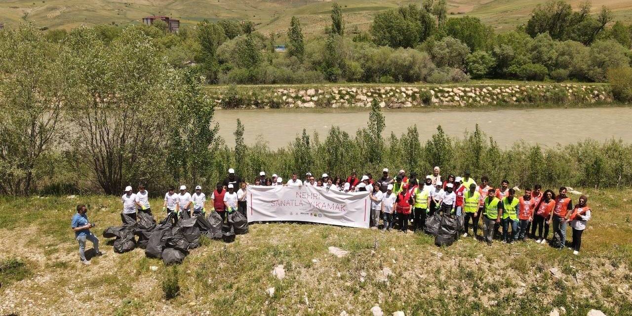 "Nehri Sanatla Yıkamak Projesi" çerçevesinde öğrenciler Çoruh Nehri etrafında çöp topladı