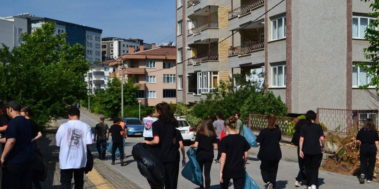 Öğrenciler muhtarla buluştu, sokak sokak temizlik yaptı