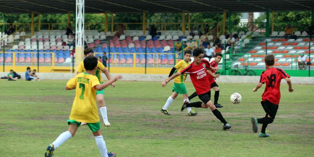 Çocuklar futbol şenliğinde buluştu