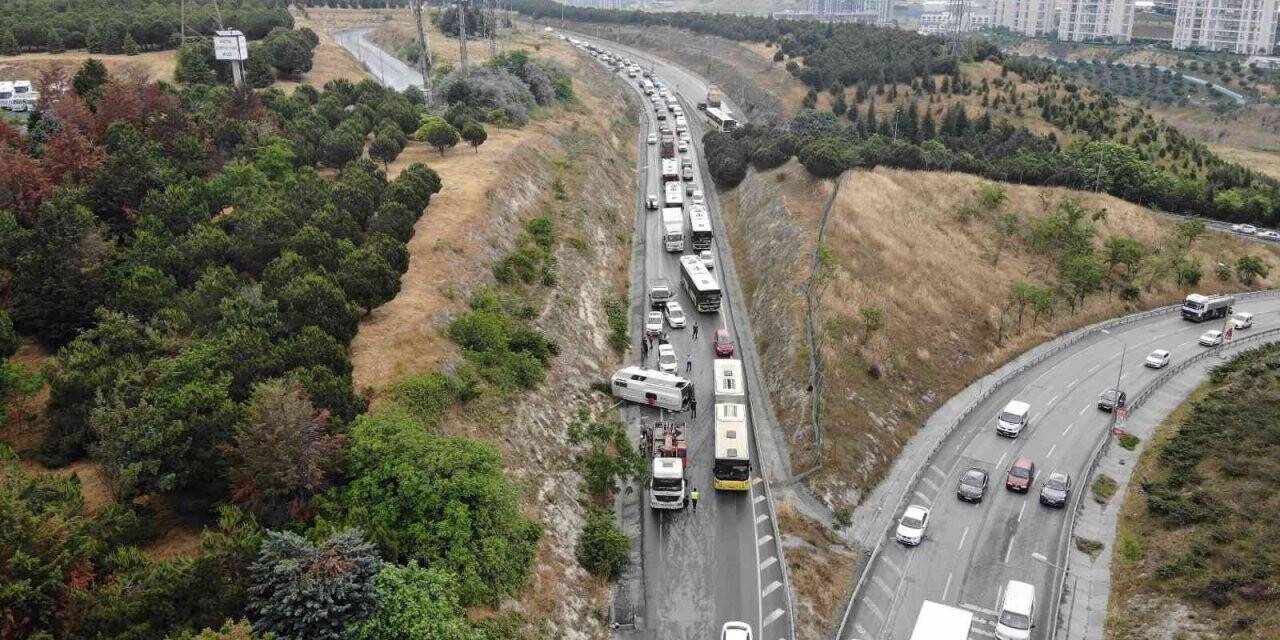 Başakşehir’de güvenlik personellerini taşıyan servis aracı yan yattı: 6 yaralı