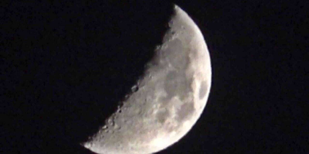 Yüksekova’da yarım ay hayran bıraktı