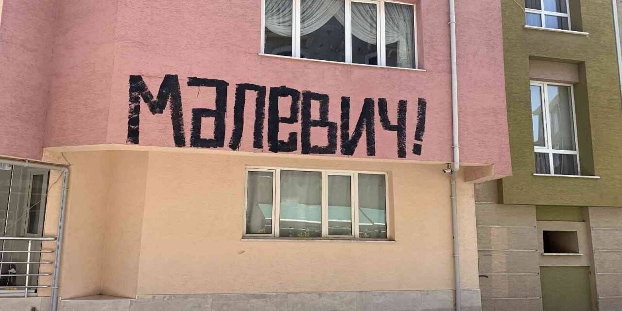 Nerdeyse bütün binalarda aynı yazı yazıyor