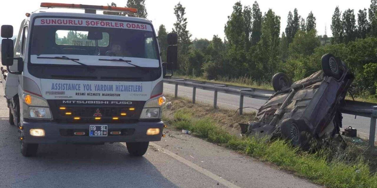 Takla atan otomobil refüje devrildi: 3 yaralı