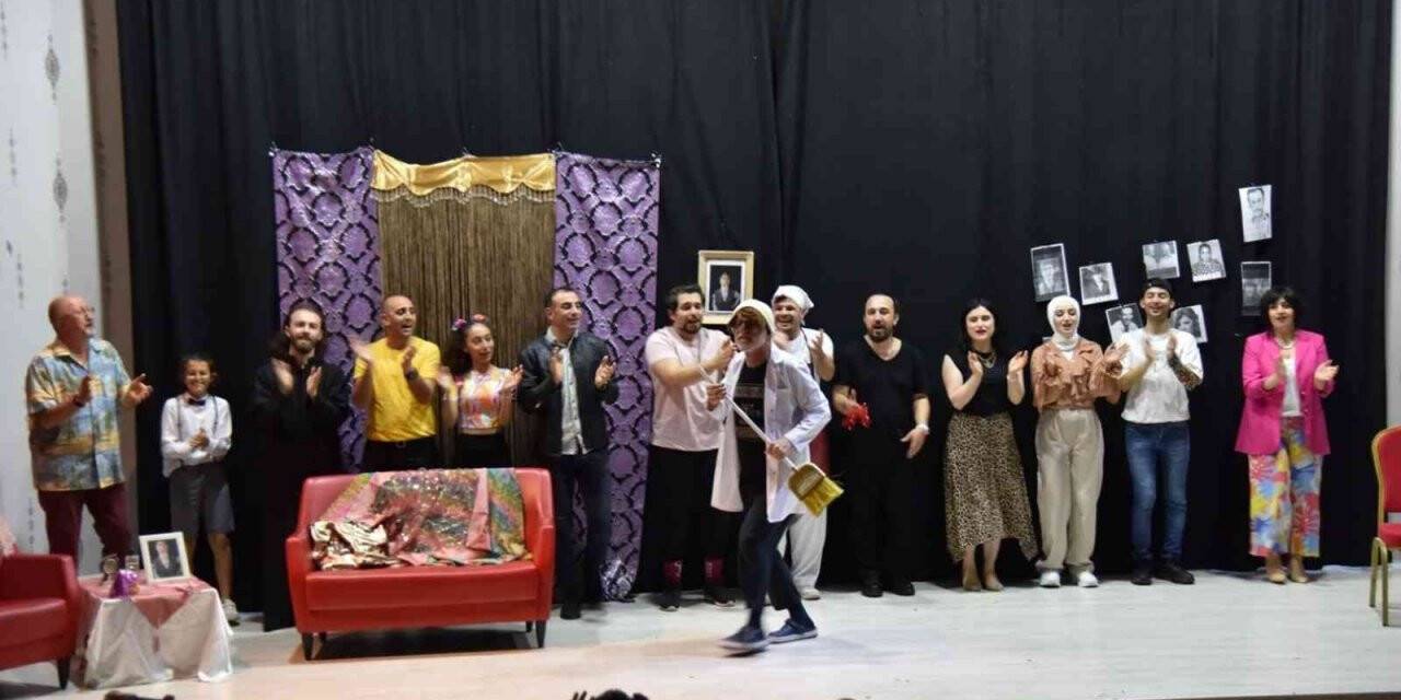 "Sevgili Yönetmenim" oyunu ilgiyle izlendi