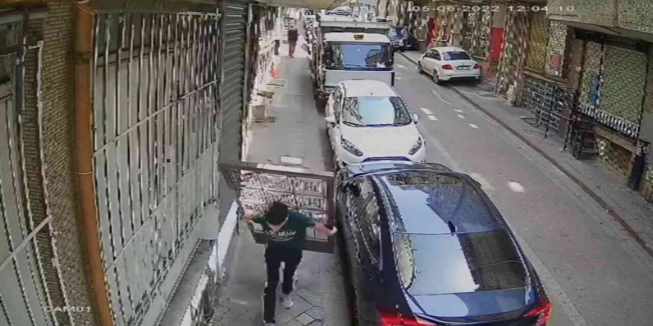 Zeytinburnu’nda apartman kapısını çalan hırsız kamerada