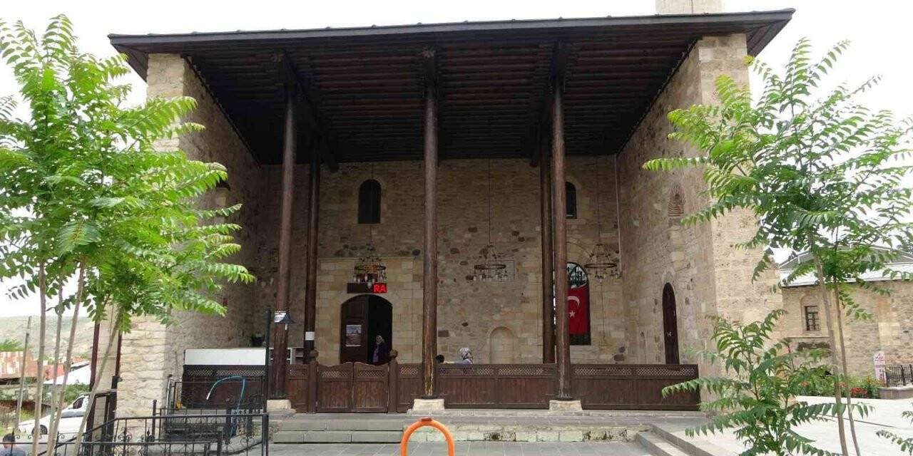 683 yıllık tarihi cami görenleri hayran bırakıyor