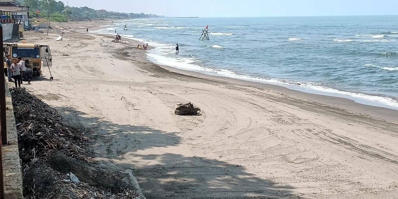 Sahiller kum temizleme aracı ile temizleniyor