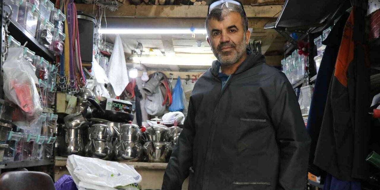 16 metrekare dükkanında mesleğini yaşatmaya çalışıyor