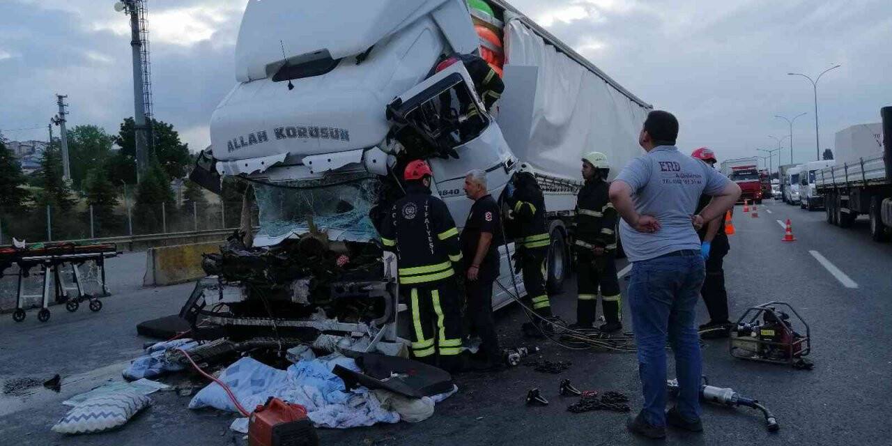 TEM’de sürücüsü uyuyan tır, başka tıra arkadan çarptı