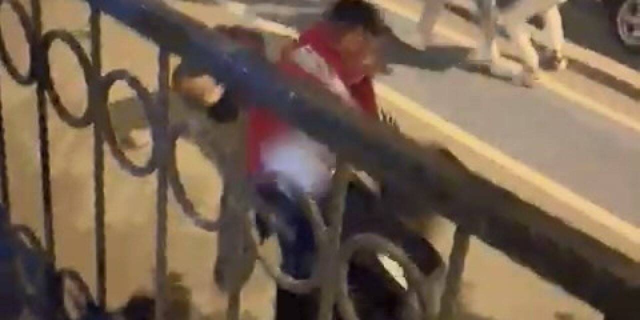 Gençler birbirine girdi, kaldırım ring alanına döndü