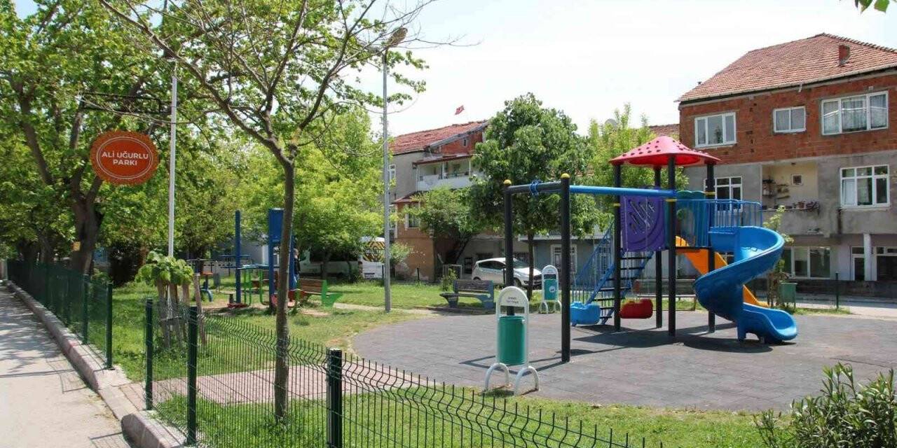 Derince’de parklara bakım yapılıyor