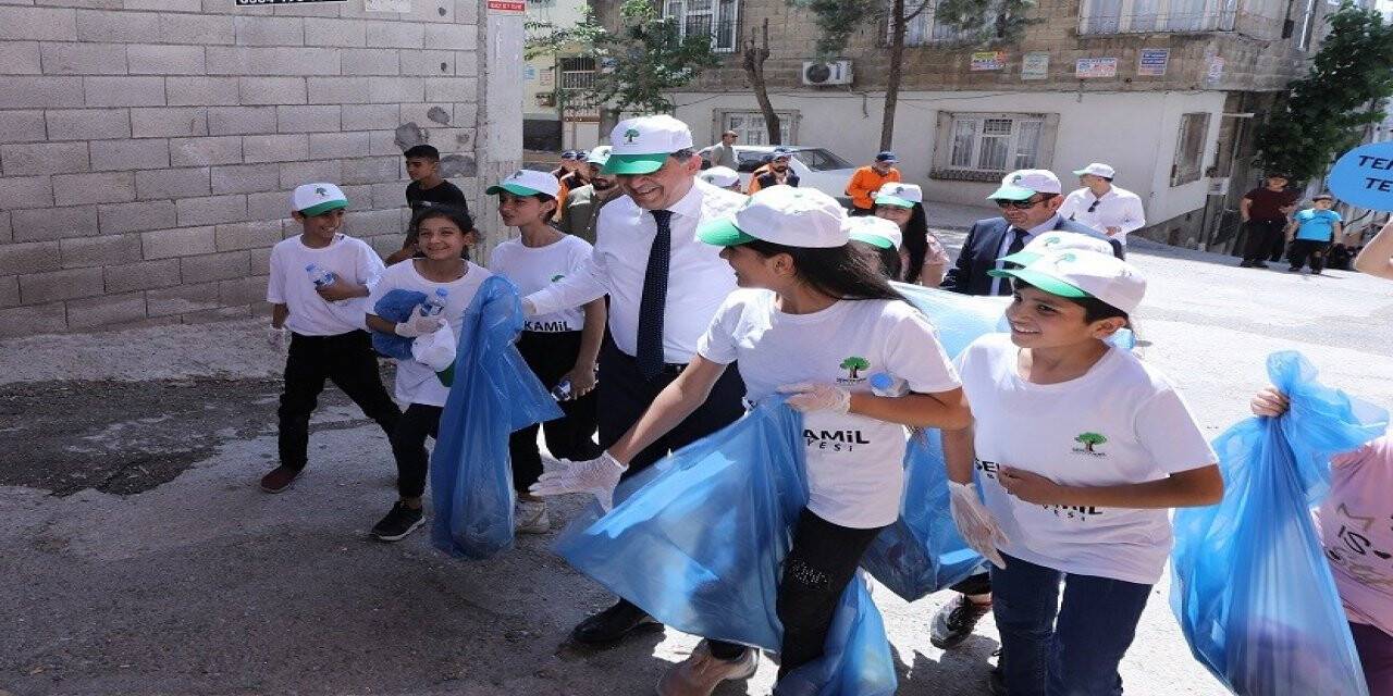 Fadıloğlu, öğrencilerle sokak temizledi