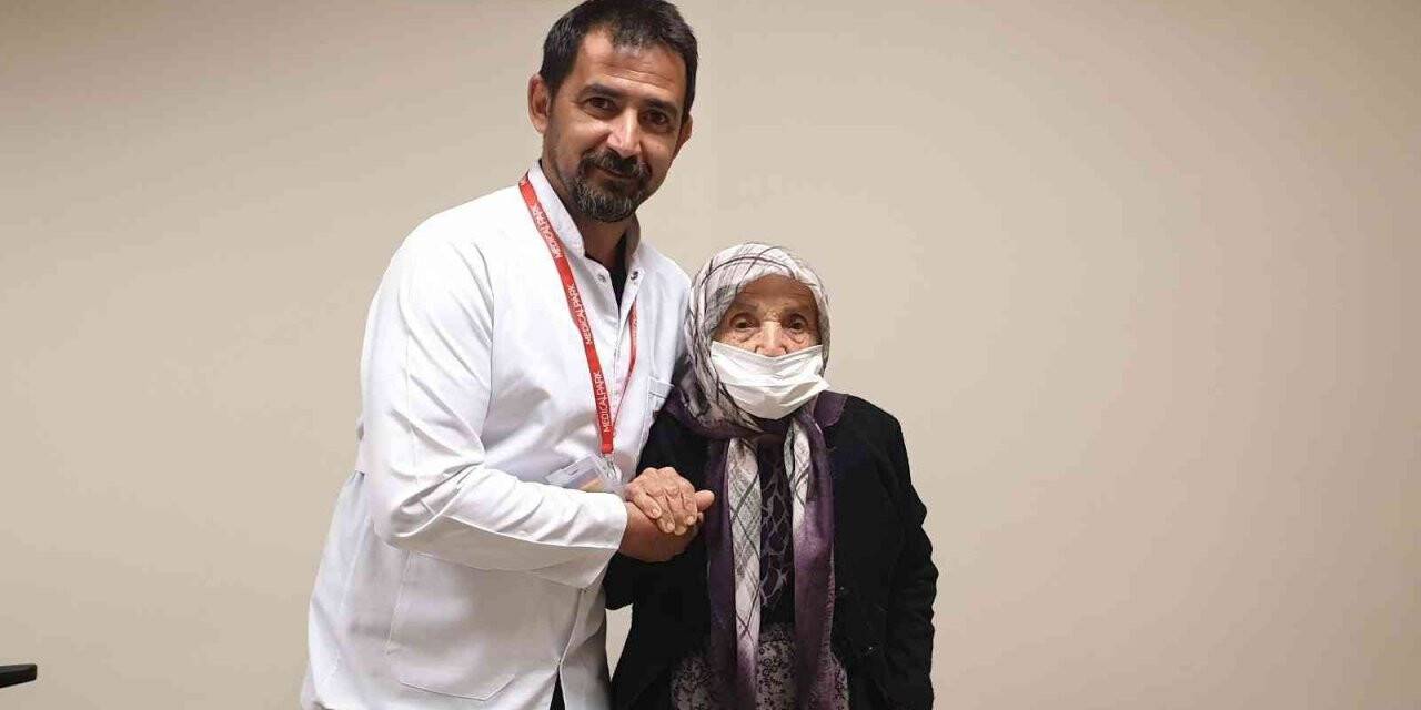 92 yaşında karnındaki 15 cm kitleden kurtuldu