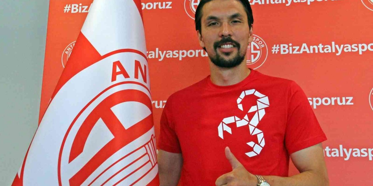 Antalyaspor kaleci Alperen Uysal ile 2+1 yıllığına anlaştı